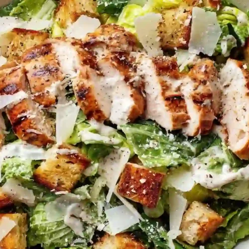 Chicken Caesar Salad Recipe – A Fresh, Cozy Meal with Homemade Croutons 2 Close-up chicken Caesar salad with grilled chicken, croutons, romaine, and parmesan